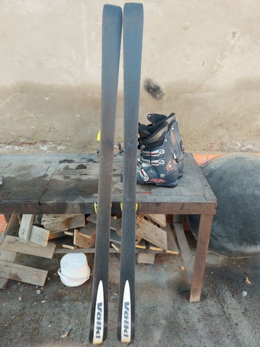 Горнолыжные ботинки и лыжи