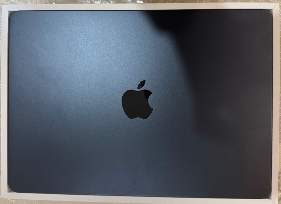 MacBook Air. 13inch. 8/256. M2chip 2022 Full Box.