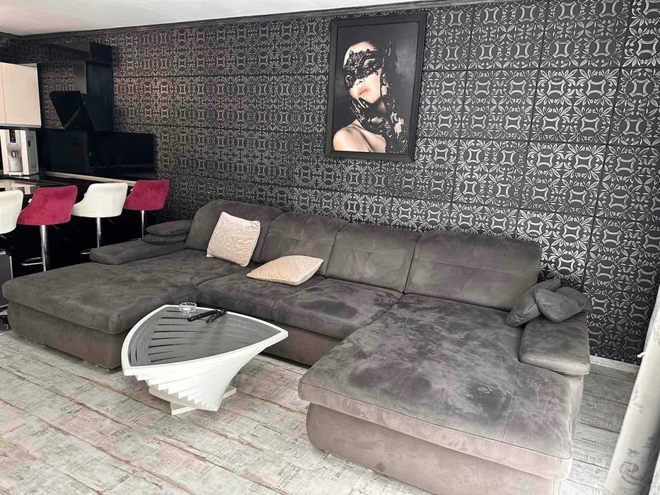 Луксозно обзаведен Тристаен апартамент с 2 паркоместа , ж.к. Левски