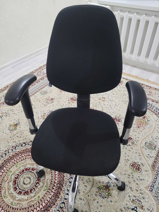 Стул на колёсах черный