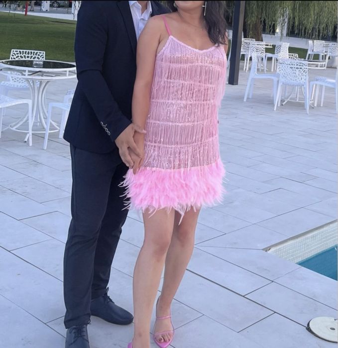 Rochie roz cu paiete si pene