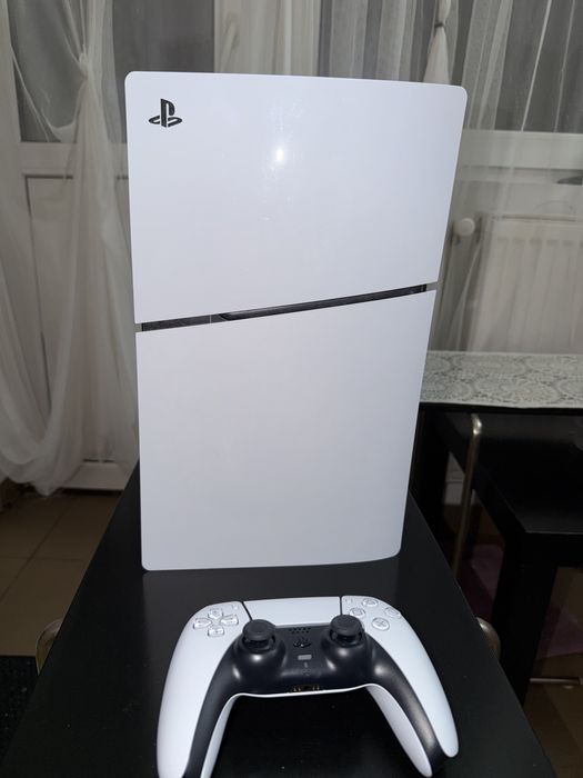 Consolǎ PS5 nouǎ, folositǎ 2 luni, în garantie