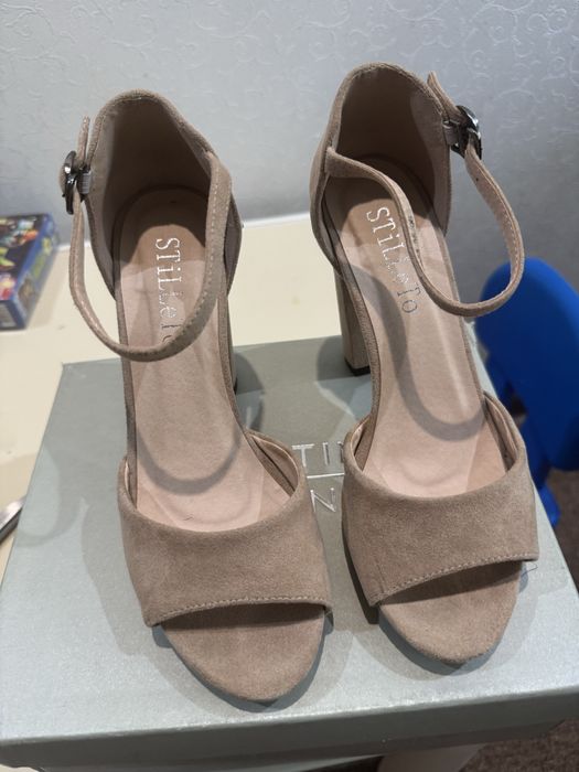 Продам босоножки