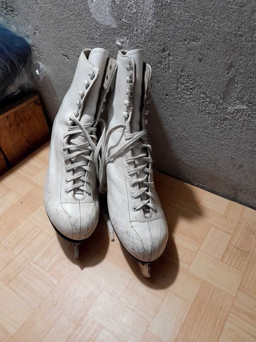 Запазени кънки за фигурно пързаляне