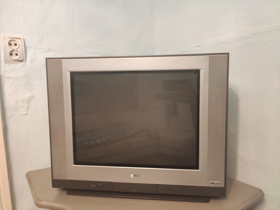 Телевизор и тумба