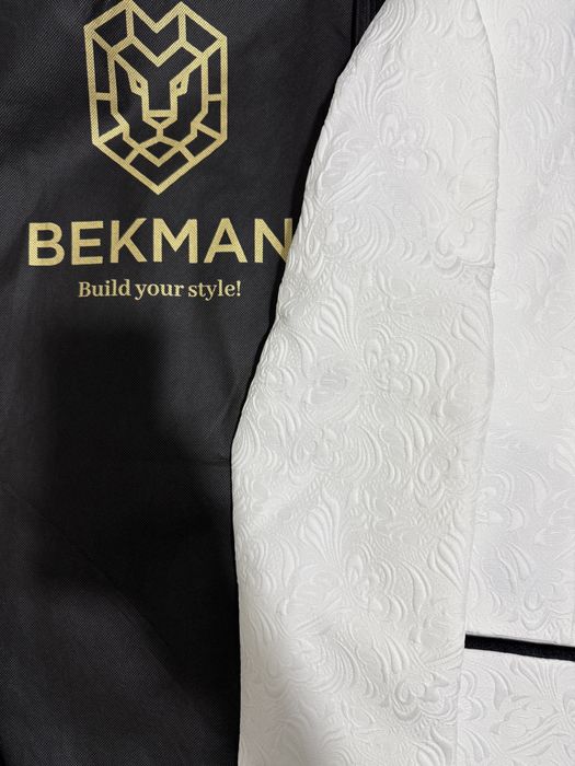 Новый белый смокинг.