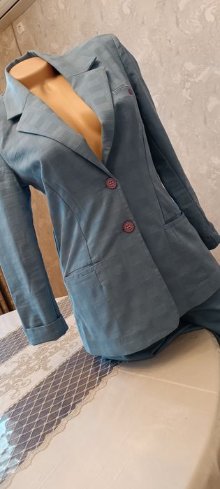 Продам брючный костюм