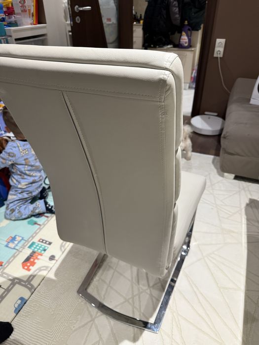 Два броя трапезни столове