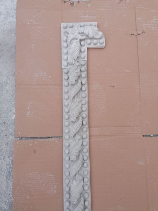 Ornamente din ipsos /stucatură ,coloane ancadramente  ferestre