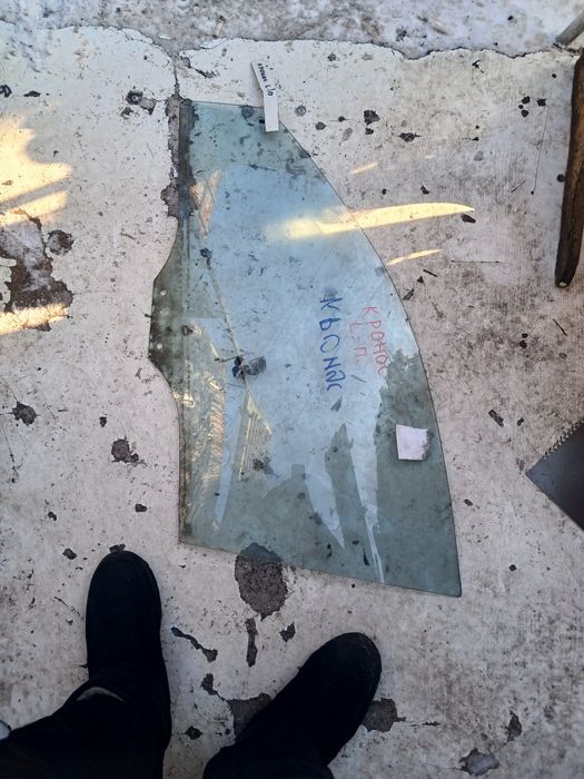 Стекло двери Мазда Кронос