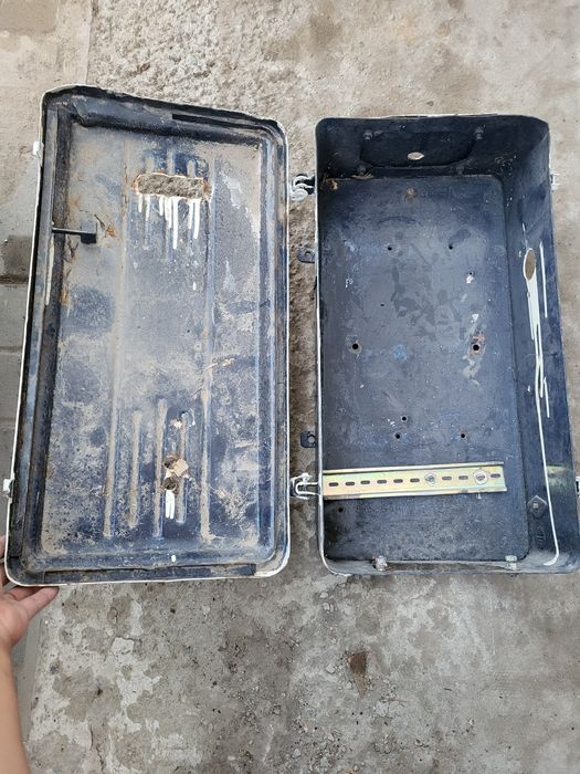 Коробка для электросчетчика металлическая.