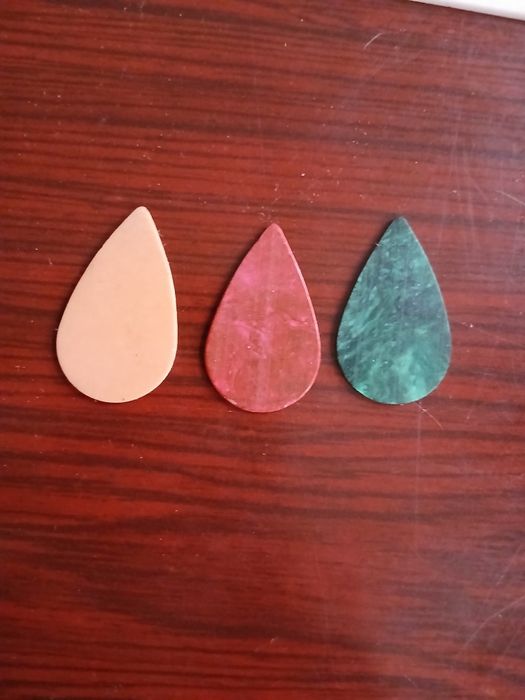 Гитара медиаторы .