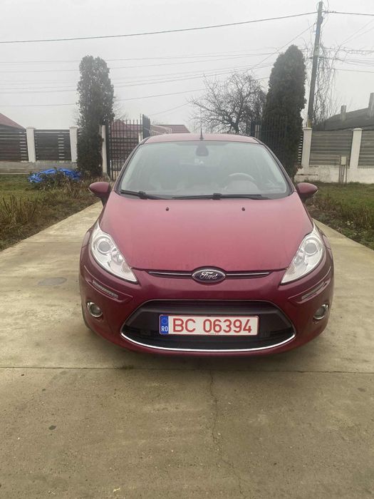 Vând Ford fiesta Titanium 2011 euro5 1,6 diesel model special