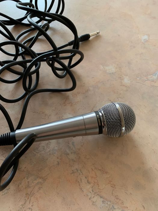 Микрофон, LG. Серебряного цвета