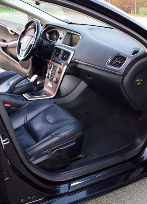 Volvo v40 D2 Summum full перфектна