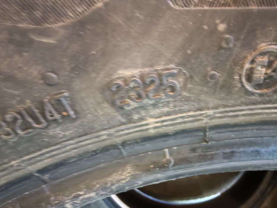 Vând 4 cauciucuri de vara Continental 215/60/R18-H98