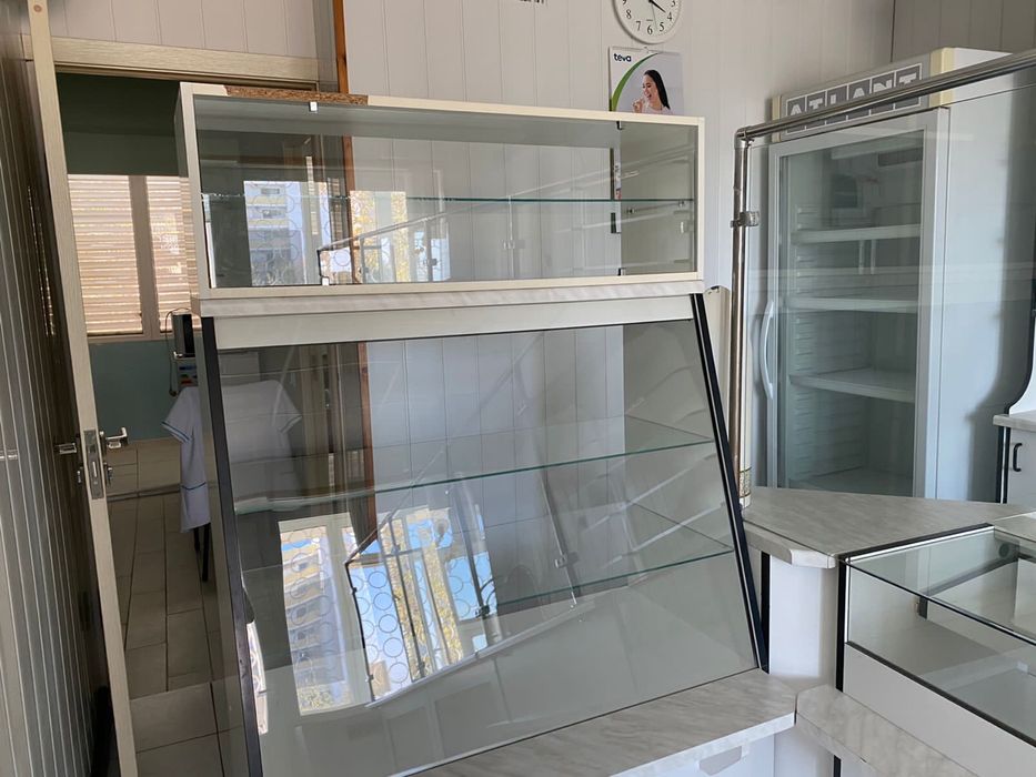 Мебель в аптеку витринная