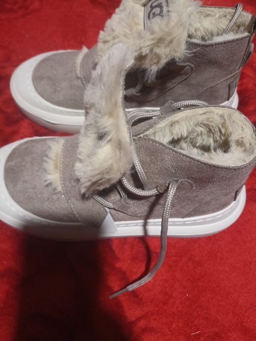 Ghete UGG blanite