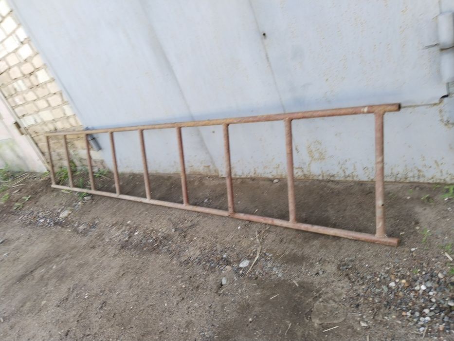 Продам лестницу металлическую
