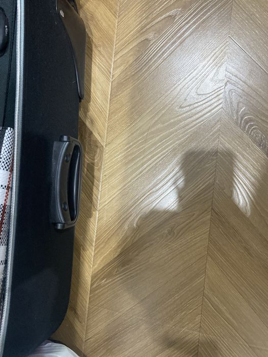 Продам чемоданы 15000, и 8000