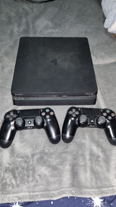 PS4 Slim 1TB + FC 25 & Crew Motorfest + 2 Manete