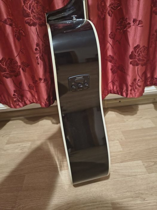 Vând chitară acustică