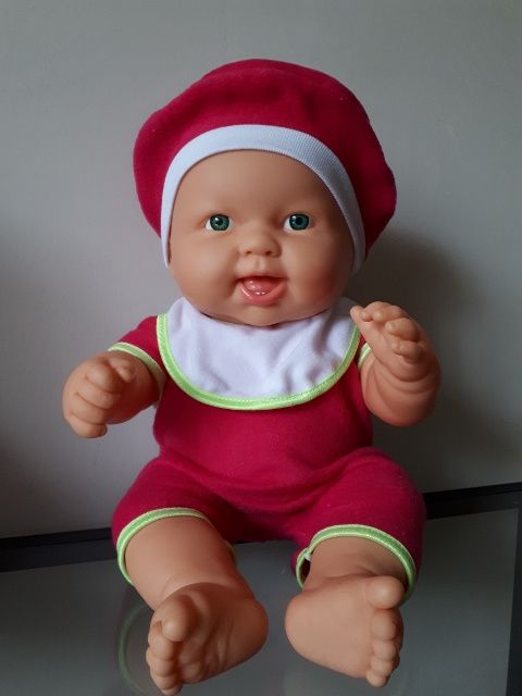Papusa bebelus cu salopeta, bavetica si basca
