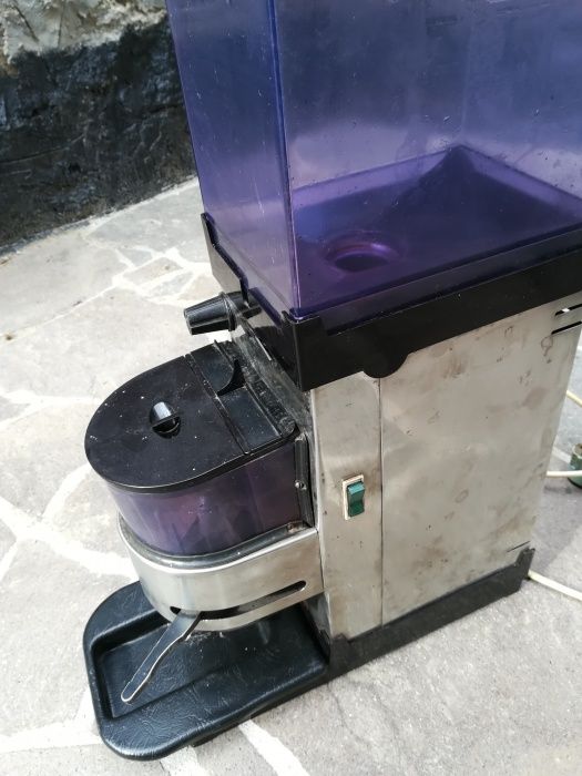 Продавам професионална кафемелачка с дозатор