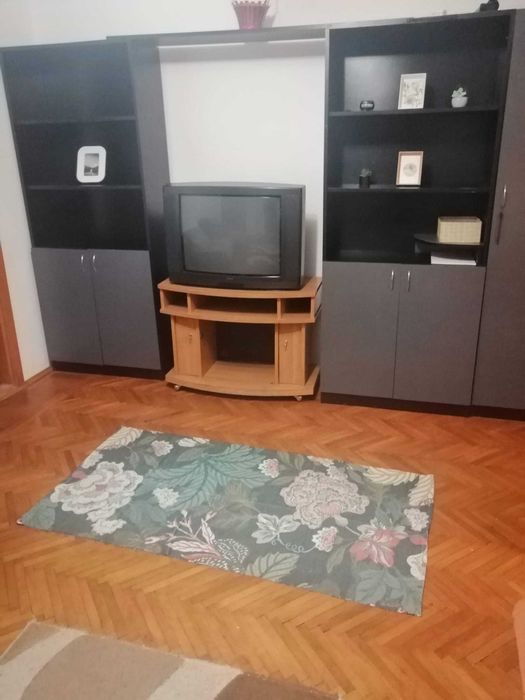 Inchiriez apartament cu 3 camere in zona liceului Petru Rares