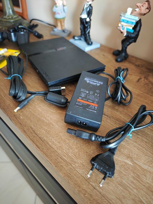 PlayStation 2 Slim комплект с игра подарък