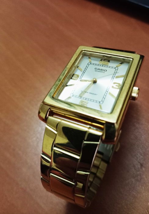 Часовник Casio златист