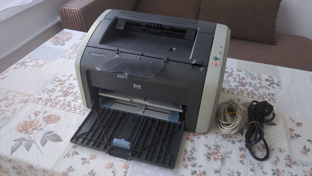 HP LaserJet 1010 – работещ лазерен принтер + нов тонер + дълъг кабел