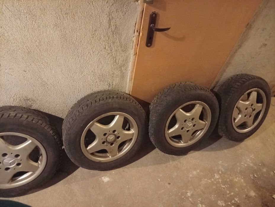 Продавам комплект гуми с джанти.