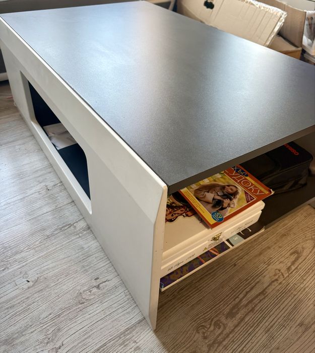 Холна масичка, сиво с бяло