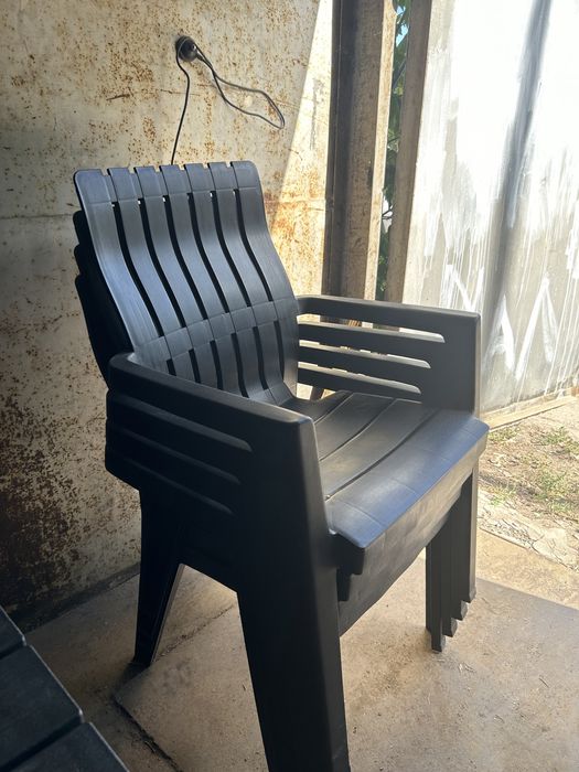 Продам пластиковый комплект стол + 4 стула