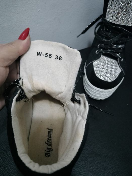 Adidași cu ștrasuri