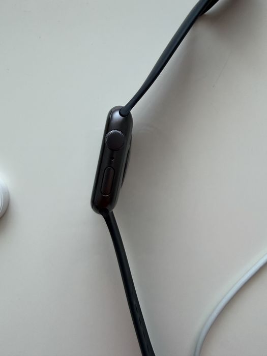 Apple Watch SE 44mm + 2 допълнителни каишки