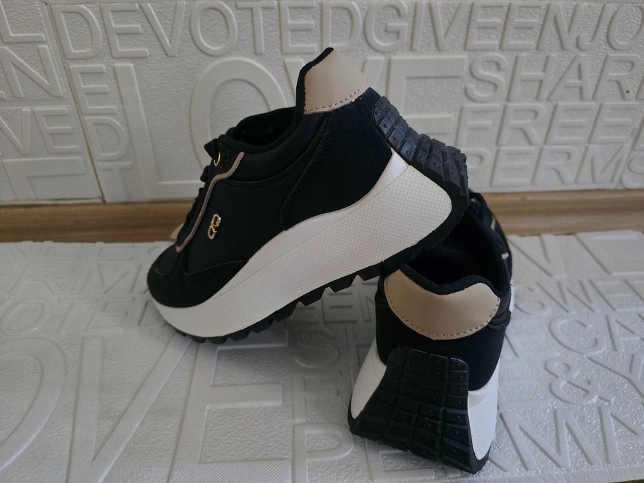 Дамски черни маратонки с висока подметка