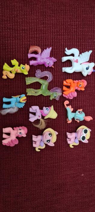 Продаются киндер-игрушки лошадки.
