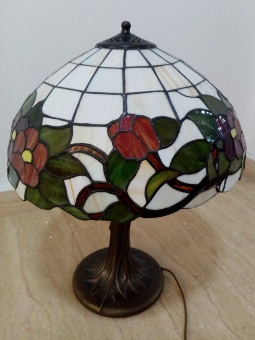 Lampă Tiffany stil antichizat, cu abajur în culori speciale. Abajurul