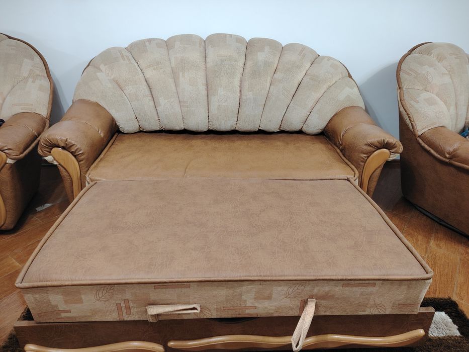 Urgent vind Canapea extensibila și 2 fotolii