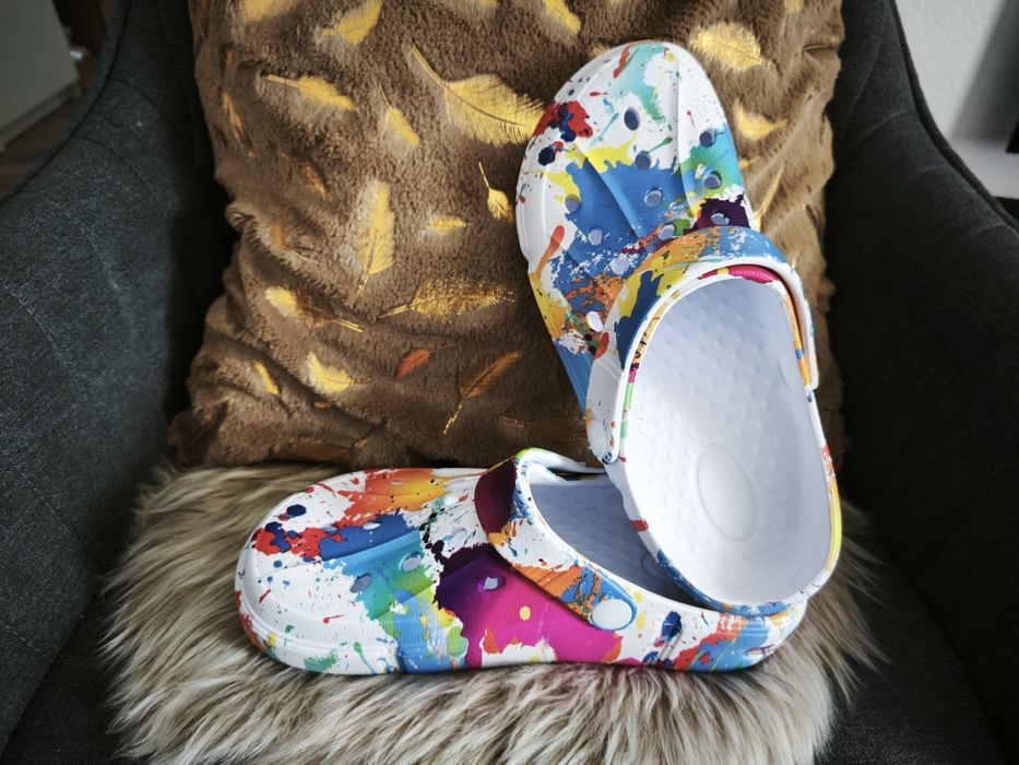 Papuci gen Crocs cu imprimeu multicolor