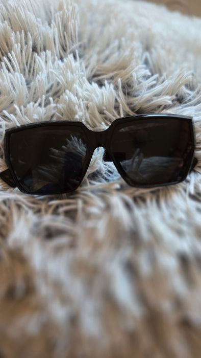 Продавам слънчеви очила