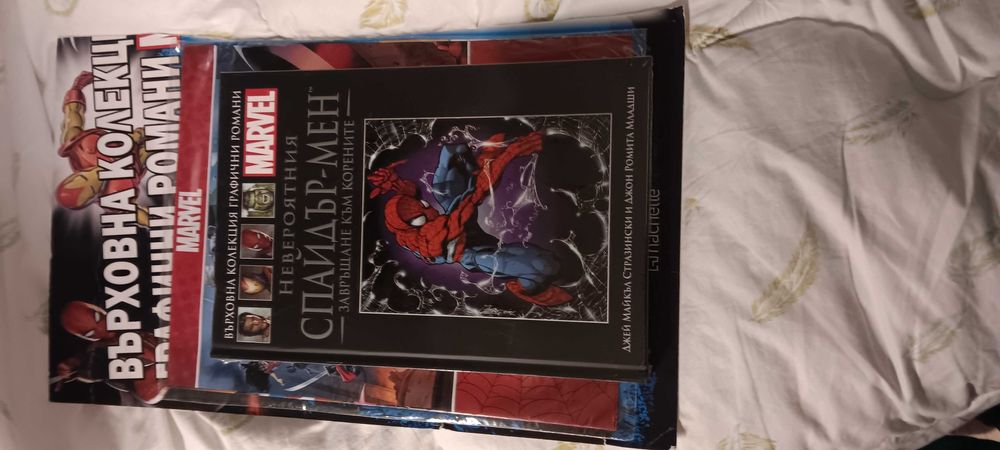 Комикс на Спайдър Мен със плакат на марвел