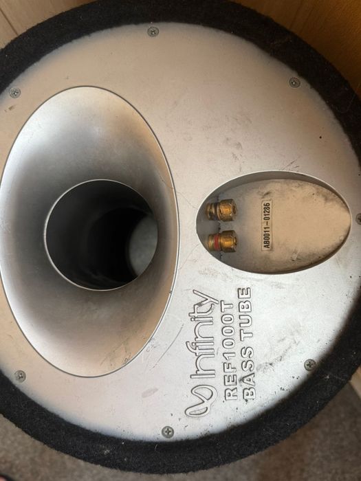 сабвуфер марки Инфинити, усилитель