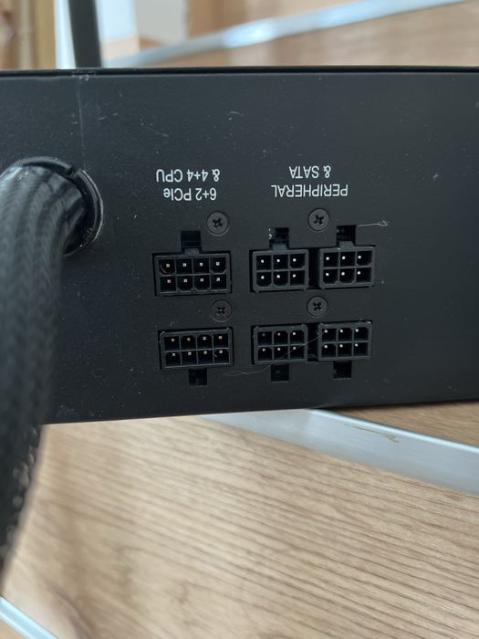 Sursă Corsair TX750M 750W 80+ Gold – Semi Modulară