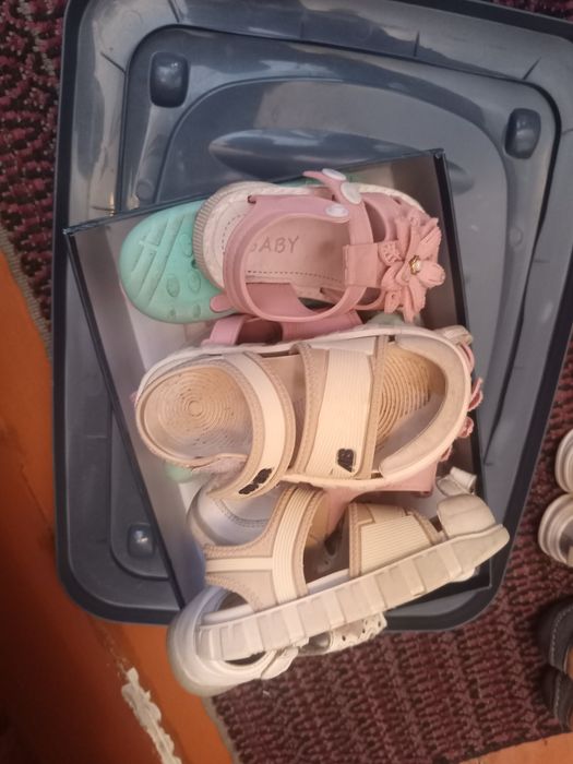 Продам 5 пар обуви ( недорого)