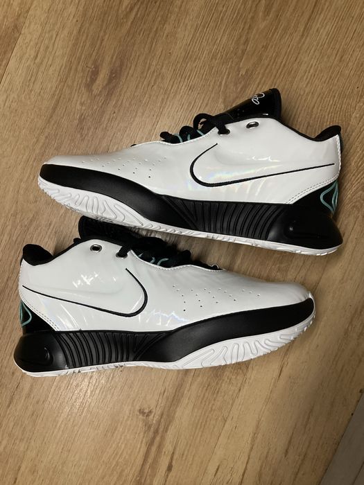 Nike LeBron 21.