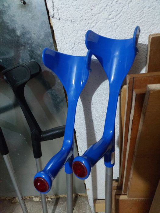 Carje medicale cu susținere antebrat, 70 lei perechea