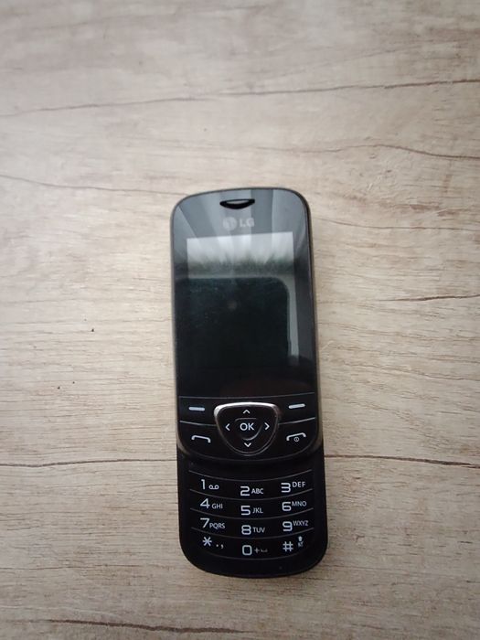 Продавам запазен телефон LG